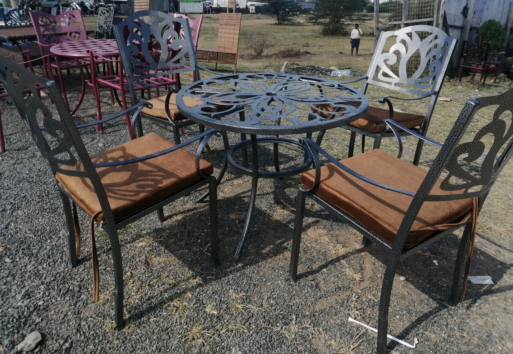 Powder coated dining set with arms - Image 3