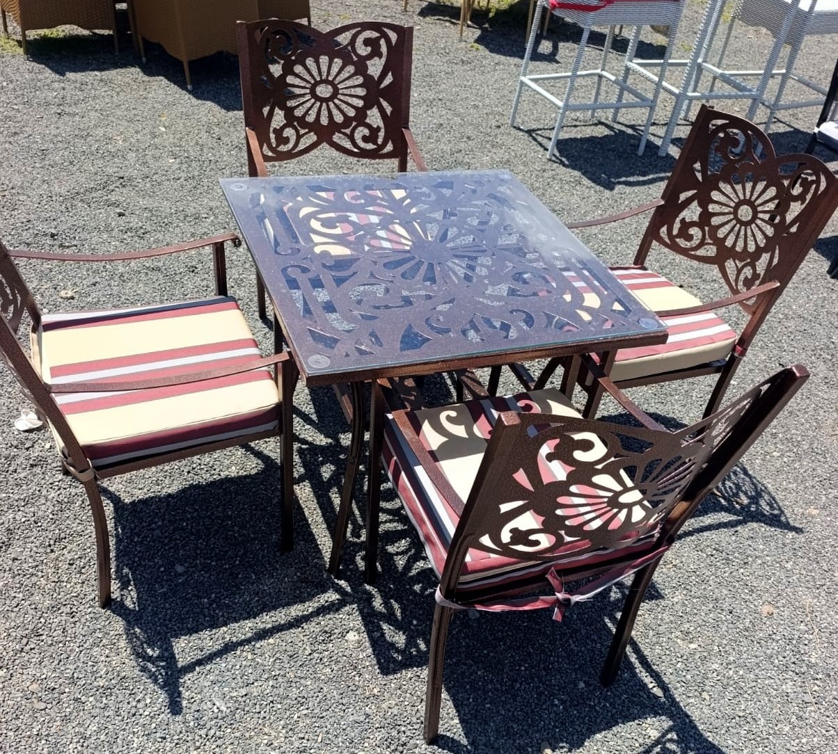 Powder coated dining set with arms - Image 1